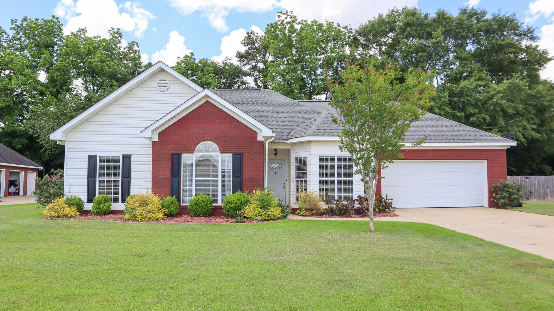 115 Huntington Dr, Headland, AL 36345