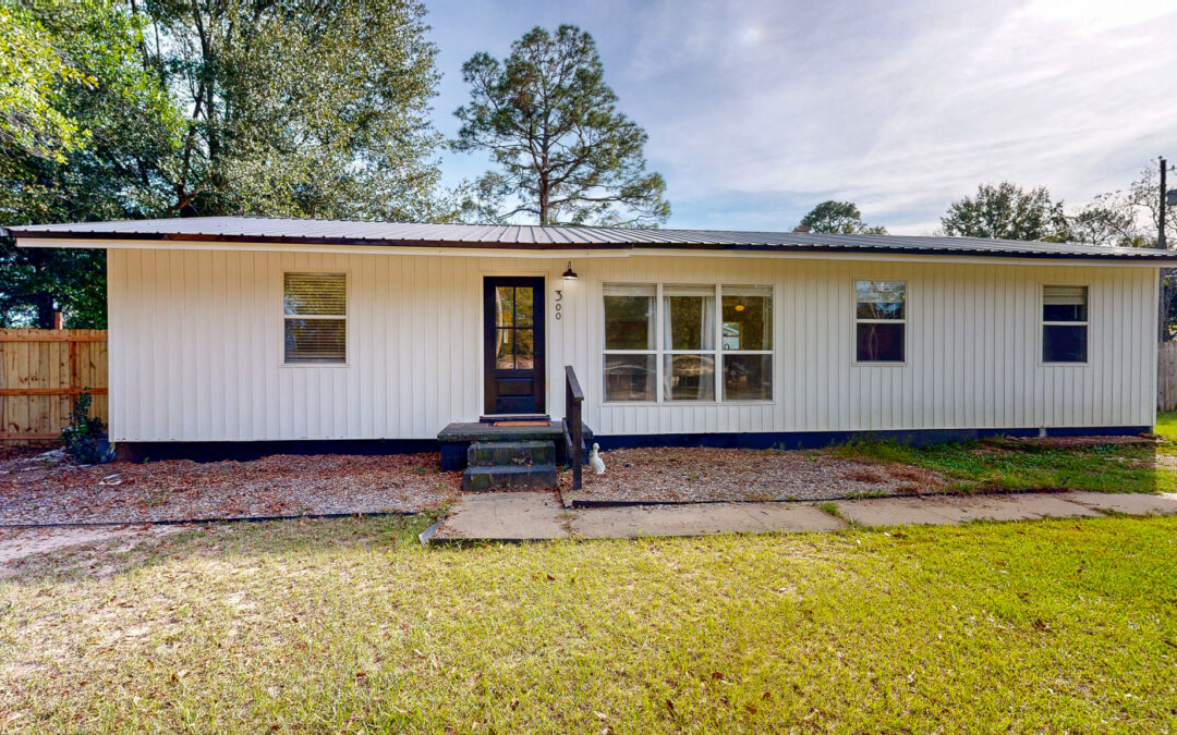 300 Woodland Dr, Hartford, AL 36344
